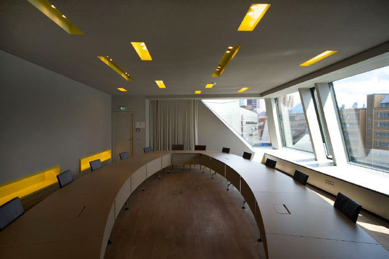 RPU: Dachgeschoss- Umbau/ Konferenzräume, a-base I büro für architektur a-base I büro für architektur Classic style media room