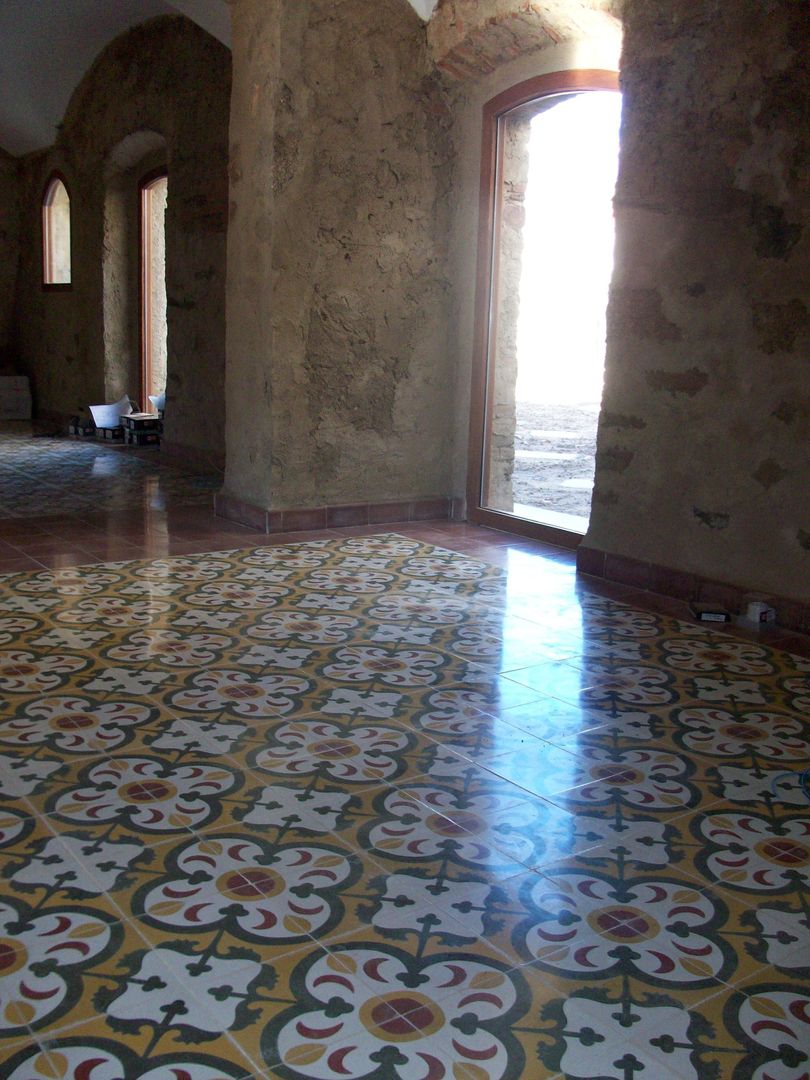 homify Colonial style walls & floors Wall & floor coverings