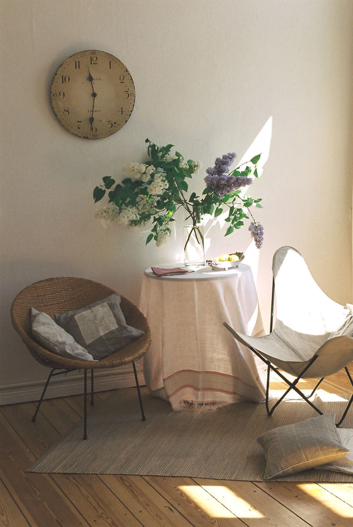 Home for the soul, CONSCIOUS DESIGN - Interiors by Nicoletta Zarattini CONSCIOUS DESIGN - Interiors by Nicoletta Zarattini Living room