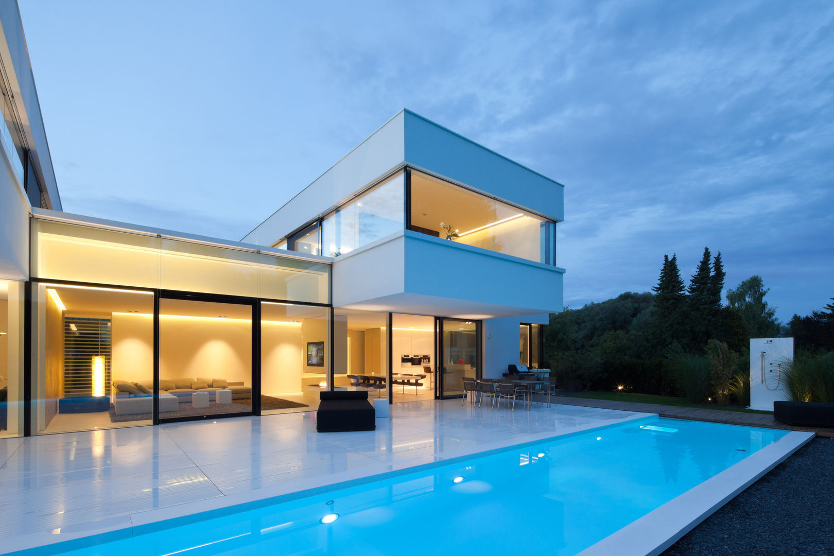 Moderne Villa im Bauhausstil, HI-MACS® HI-MACS® Piscinas de estilo moderno