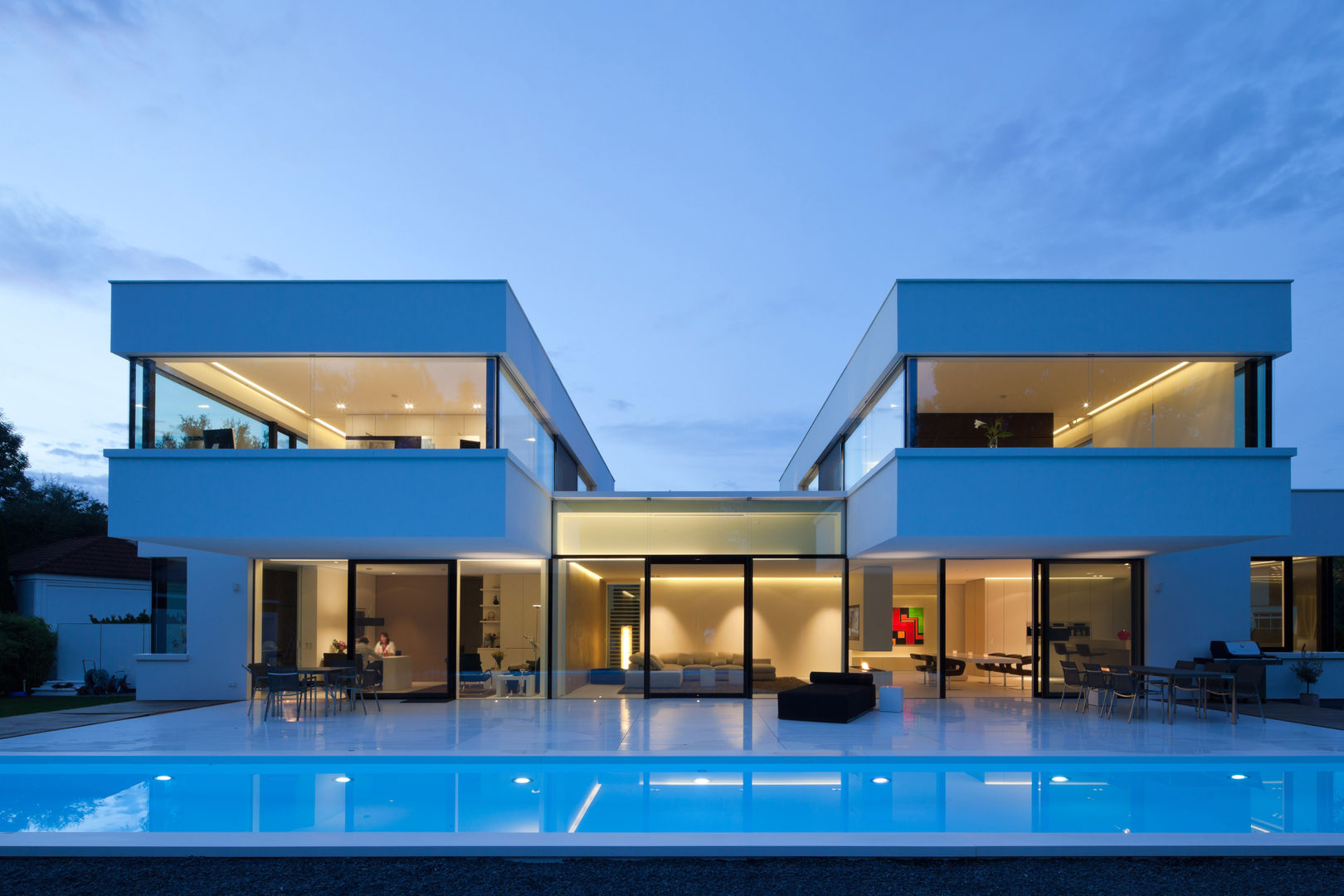 Moderne Villa im Bauhausstil, HI-MACS® HI-MACS® Casas estilo moderno: ideas, arquitectura e imágenes