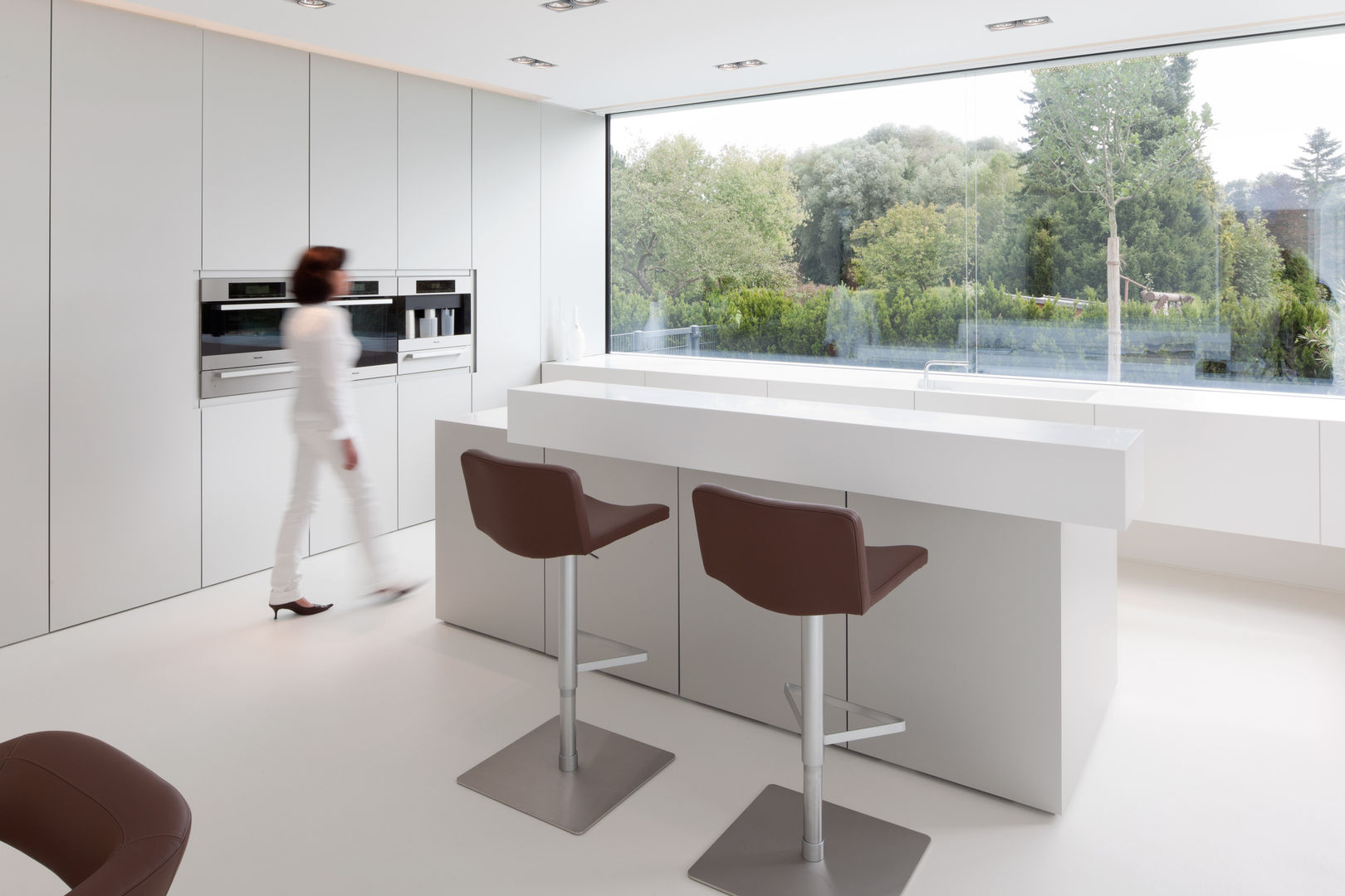 Moderne Villa im Bauhausstil, HI-MACS® HI-MACS® ห้องครัว