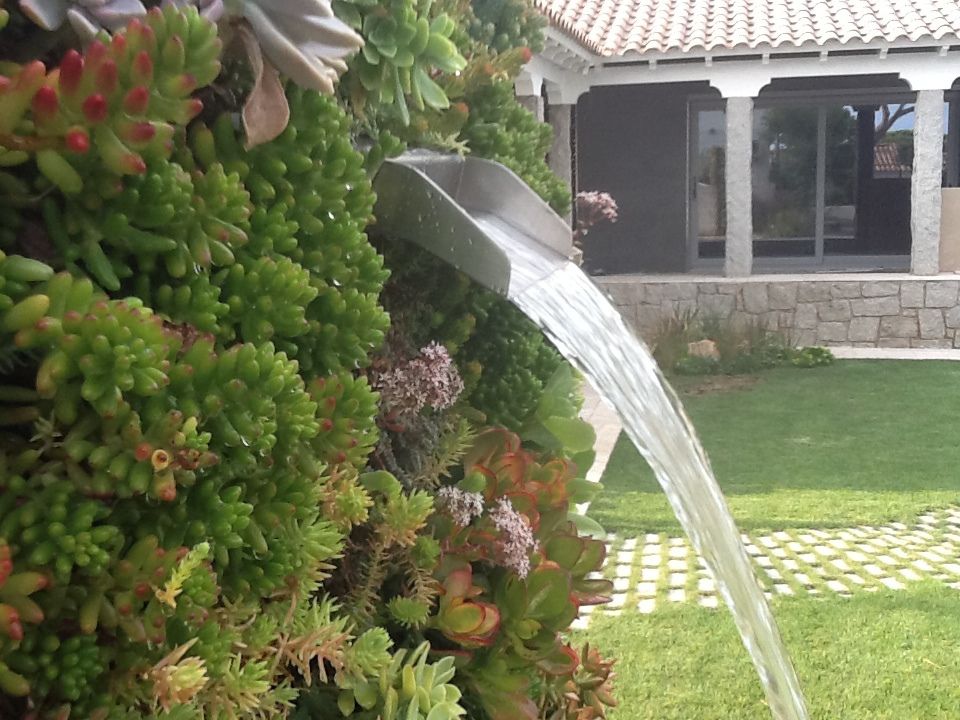 Cascade, la ducha de exteriores para un jardín minimalista