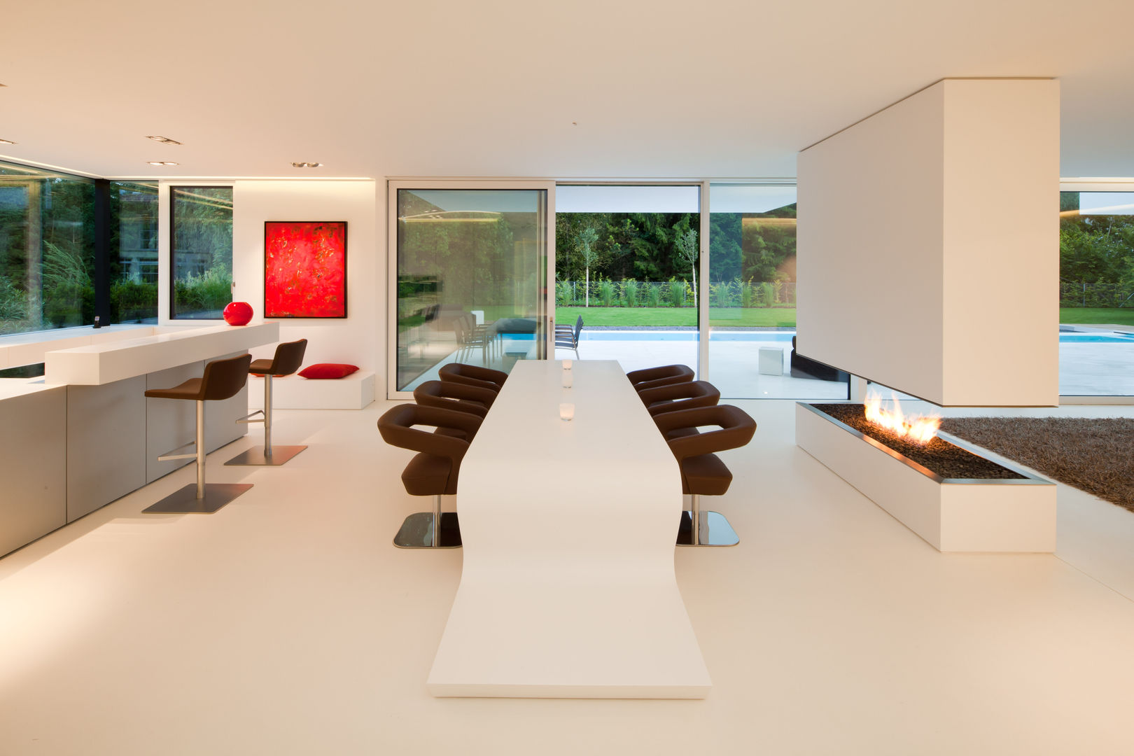 Moderne Villa im Bauhausstil, HI-MACS® HI-MACS® Dining room