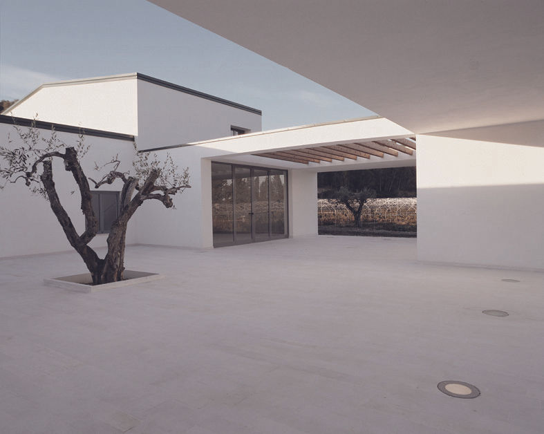 TAVERNA WINERY, ONSITESTUDIO ONSITESTUDIO Minimalist balcony, veranda & terrace