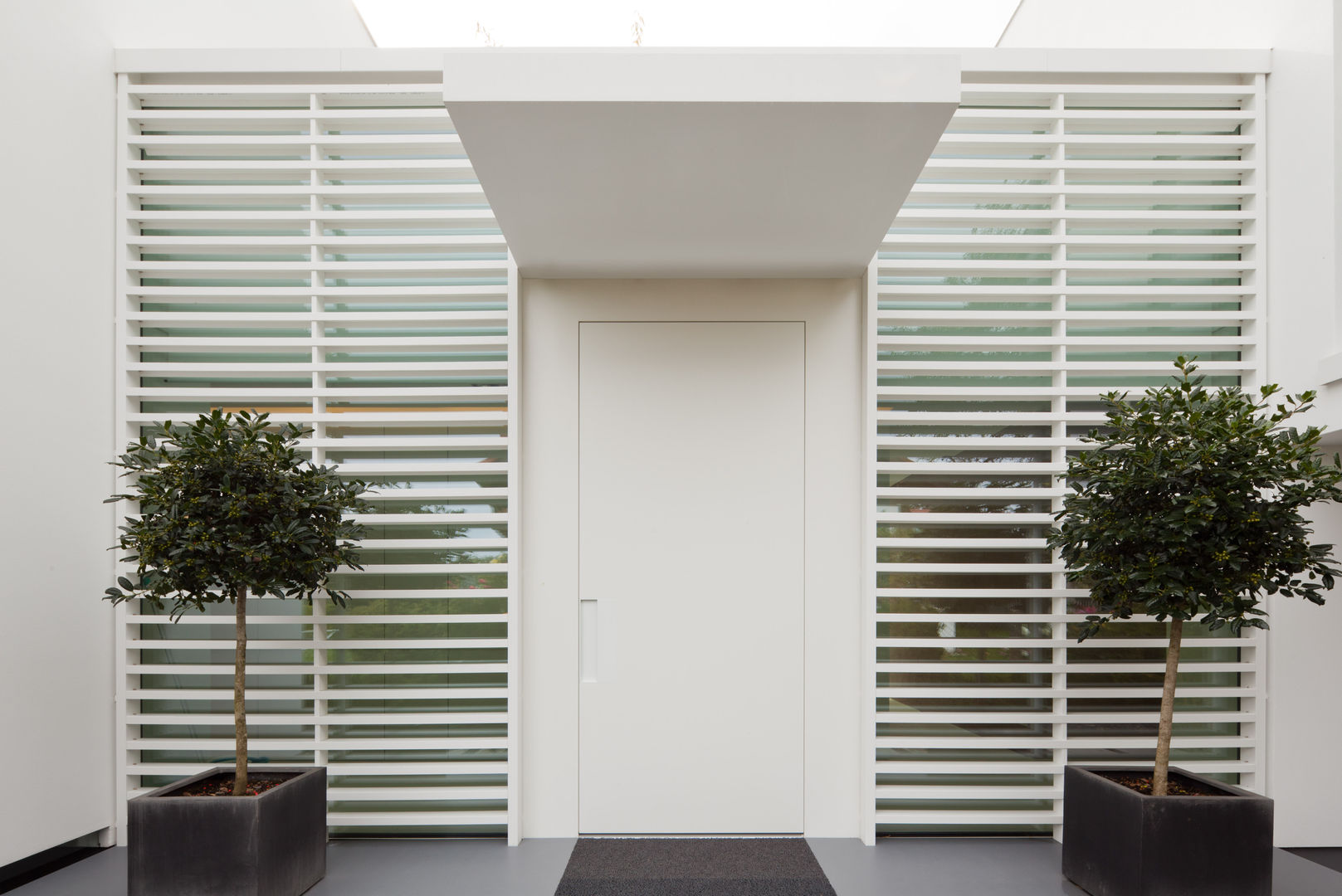 Moderne Villa im Bauhausstil, HI-MACS® HI-MACS® Portas e janelas modernas