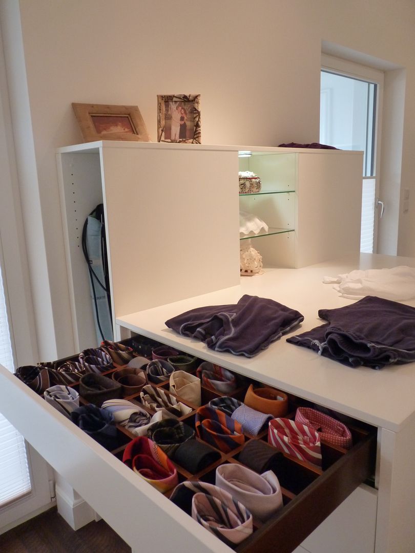 Un amplio y bien organizado walk-in closet con una variedad de