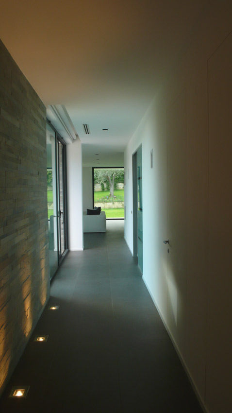 Villa Privata con piscina, Arch. Donato Panarese Arch. Donato Panarese Modern corridor, hallway & stairs