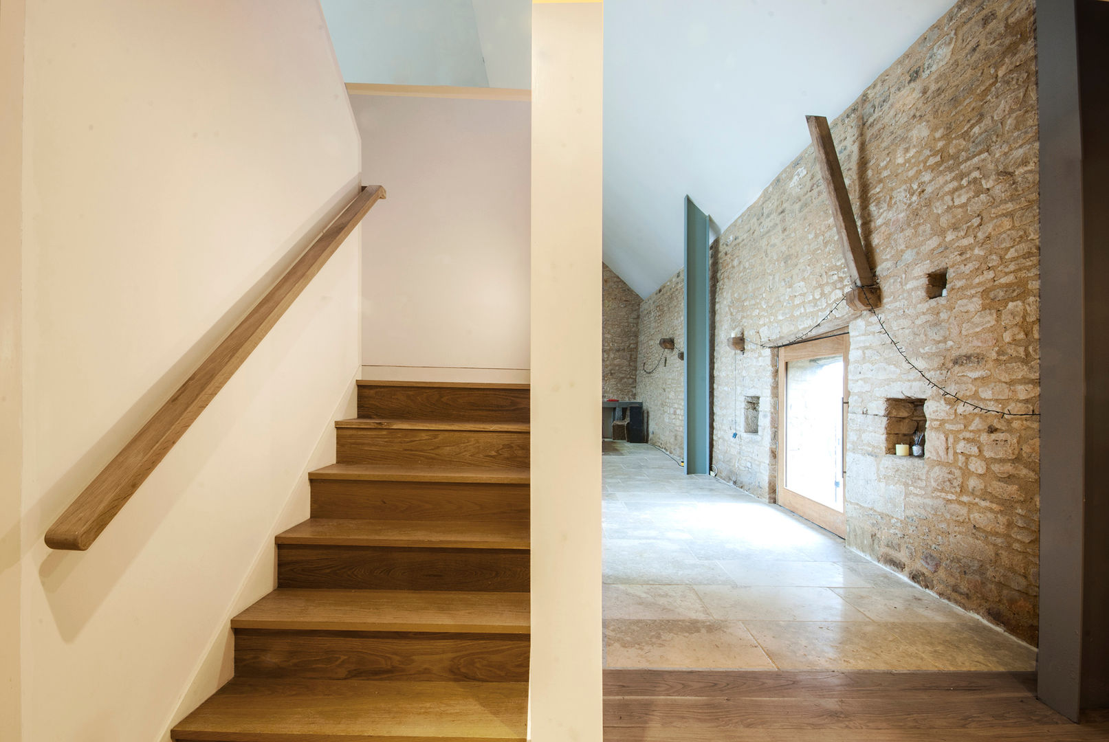 Court Farm Barn, Designscape Architects Ltd Designscape Architects Ltd ラスティックスタイルの 玄関&廊下&階段