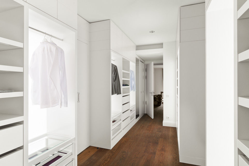 Begehbare Ankleide Die Möbel Manufaktur Moderne Ankleidezimmer Möbel,Gebäude,Holz,Vorrichtung,Innenarchitektur,Haus,Halle,Grau,Bodenbelag,Schränke