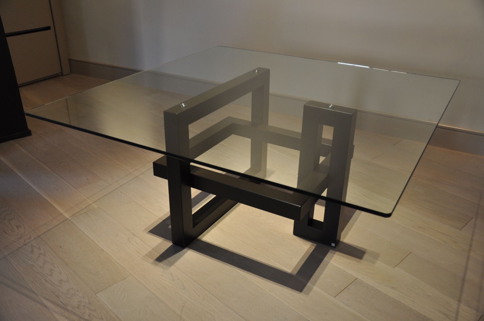 IOS - Contemporary squared glass table homify Modern dining room Tables