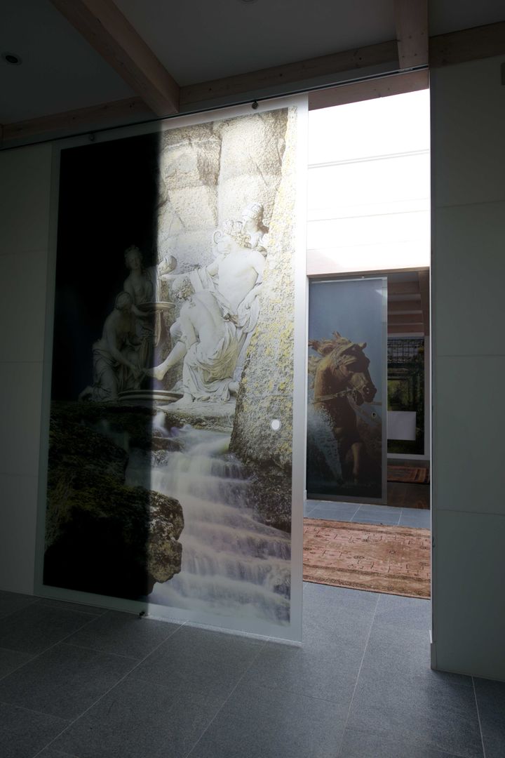 Printed sliding glass doors for project in Melbourn, Cambridge, Go Glass Ltd Go Glass Ltd ทางเดินสไตล์คลาสสิกห้องโถงและบันได