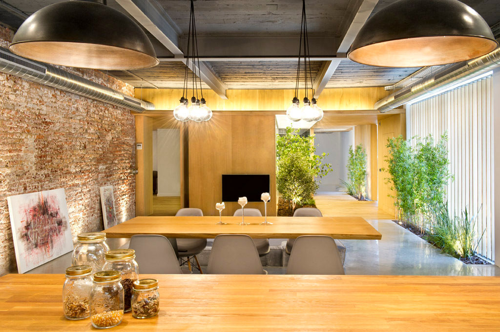 Bajo comercial convertido en loft (Terrassa), Egue y Seta Egue y Seta Rustic style dining room