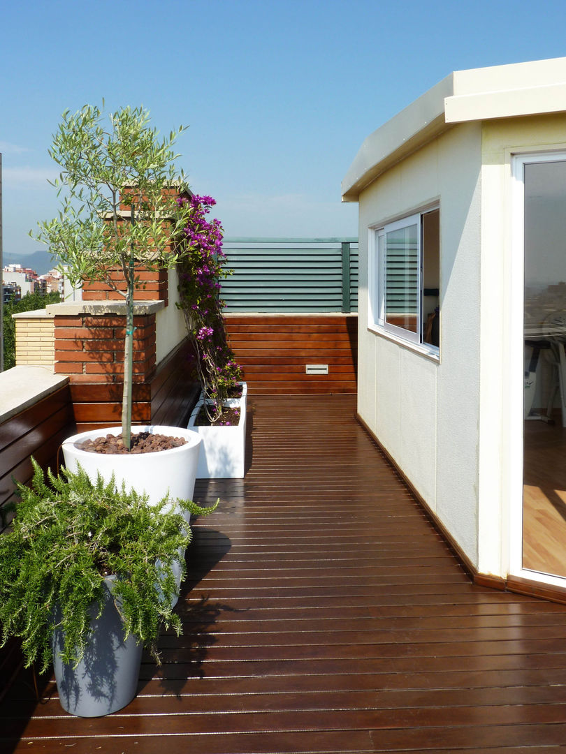 ​REMODELACIÓN DE TERRAZAS Y INTERIOR DE UN ÁTICO EN ESPLUGUES DE LLOBREGAT, Taller de Paisatge Taller de Paisatge Śródziemnomorski balkon, taras i weranda