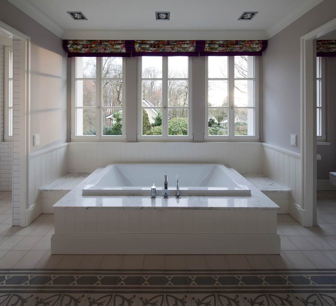 Mut zur Symmetrie - Klassisches Wohnhaus am Waldrand, CG VOGEL ARCHITEKTEN CG VOGEL ARCHITEKTEN Classic style bathroom