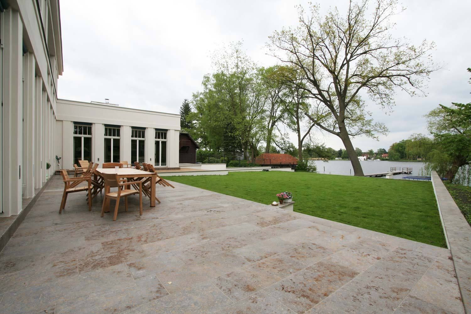 Liegeplatz am See - Landsitz mit Ferienambiente, CG VOGEL ARCHITEKTEN CG VOGEL ARCHITEKTEN Patios