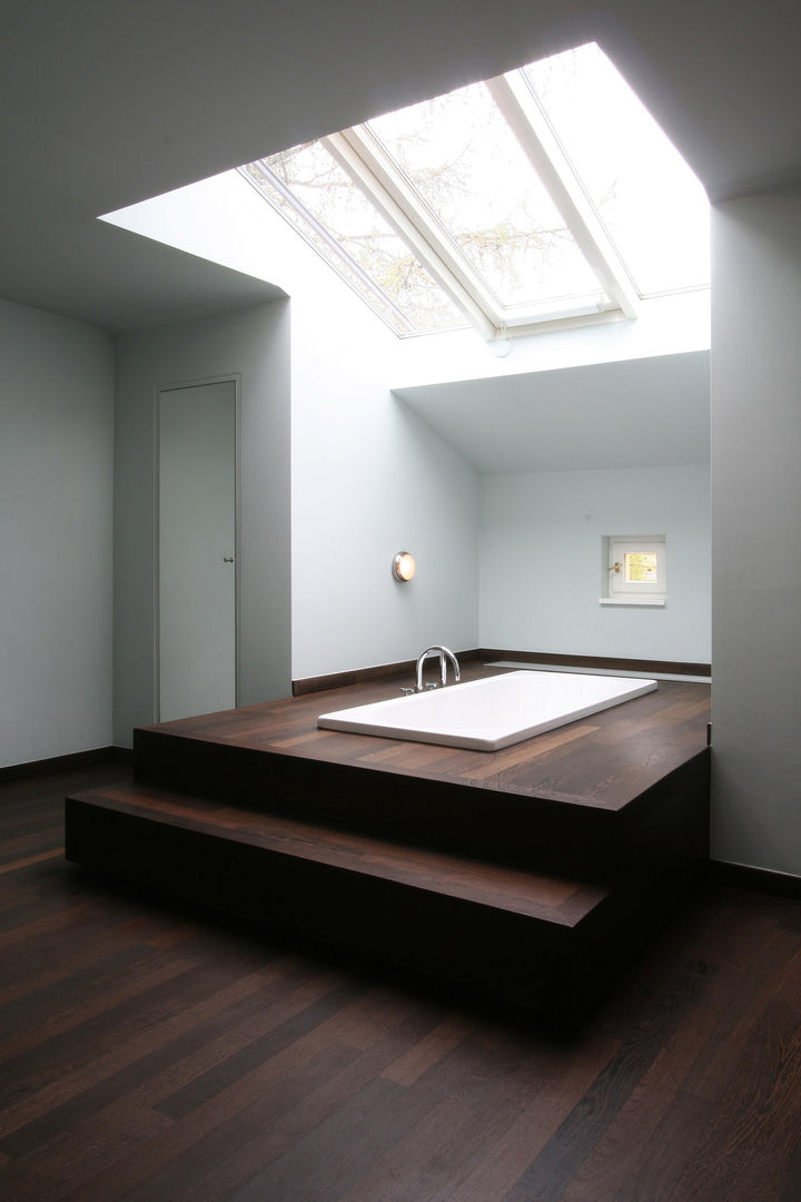 Spätklassische Wiederkehr - Redesign einer historischen Villa, CG VOGEL ARCHITEKTEN CG VOGEL ARCHITEKTEN Classic style bathroom