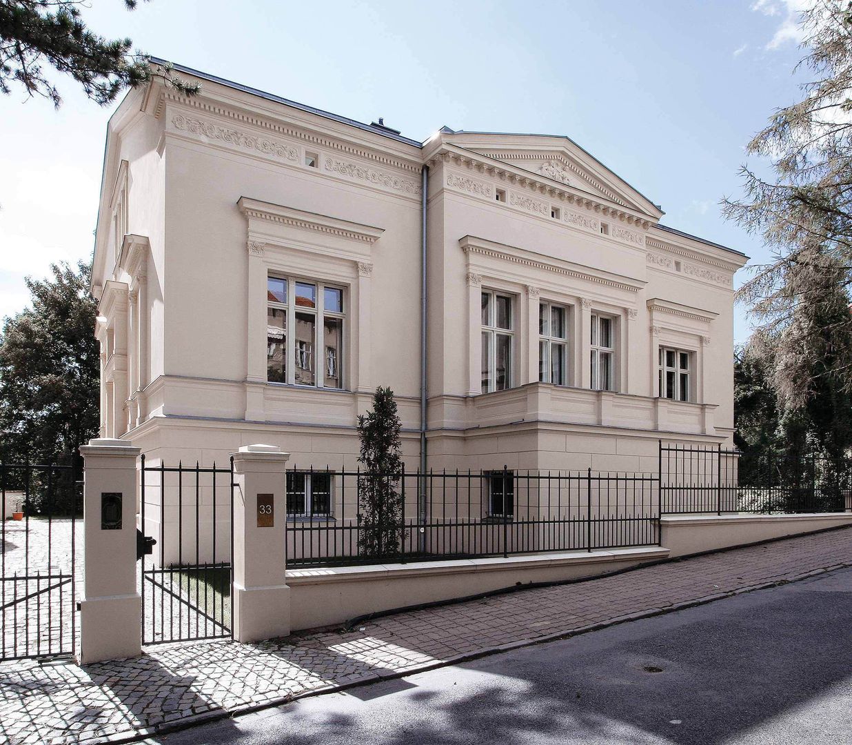 Spätklassische Wiederkehr - Redesign einer historischen Villa, CG VOGEL ARCHITEKTEN CG VOGEL ARCHITEKTEN Casas de estilo clásico