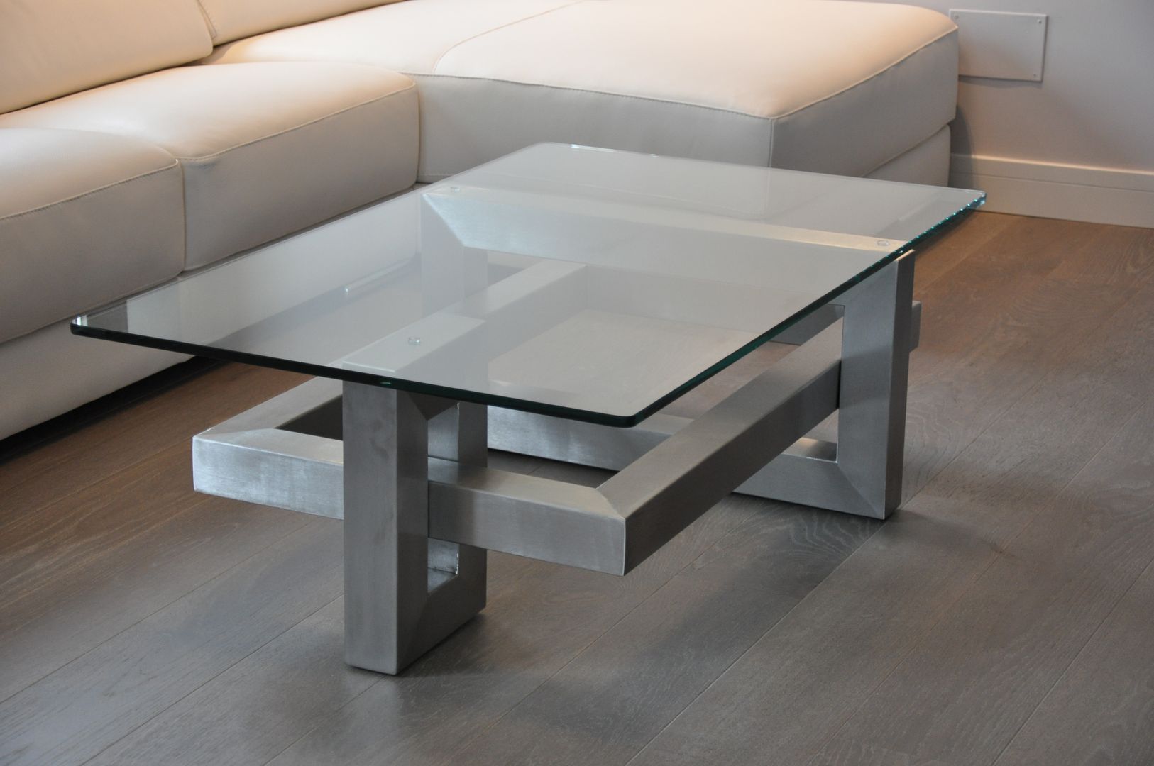 IOS - Contemporary stainless steel coffee table homify Modern living room Side tables & trays