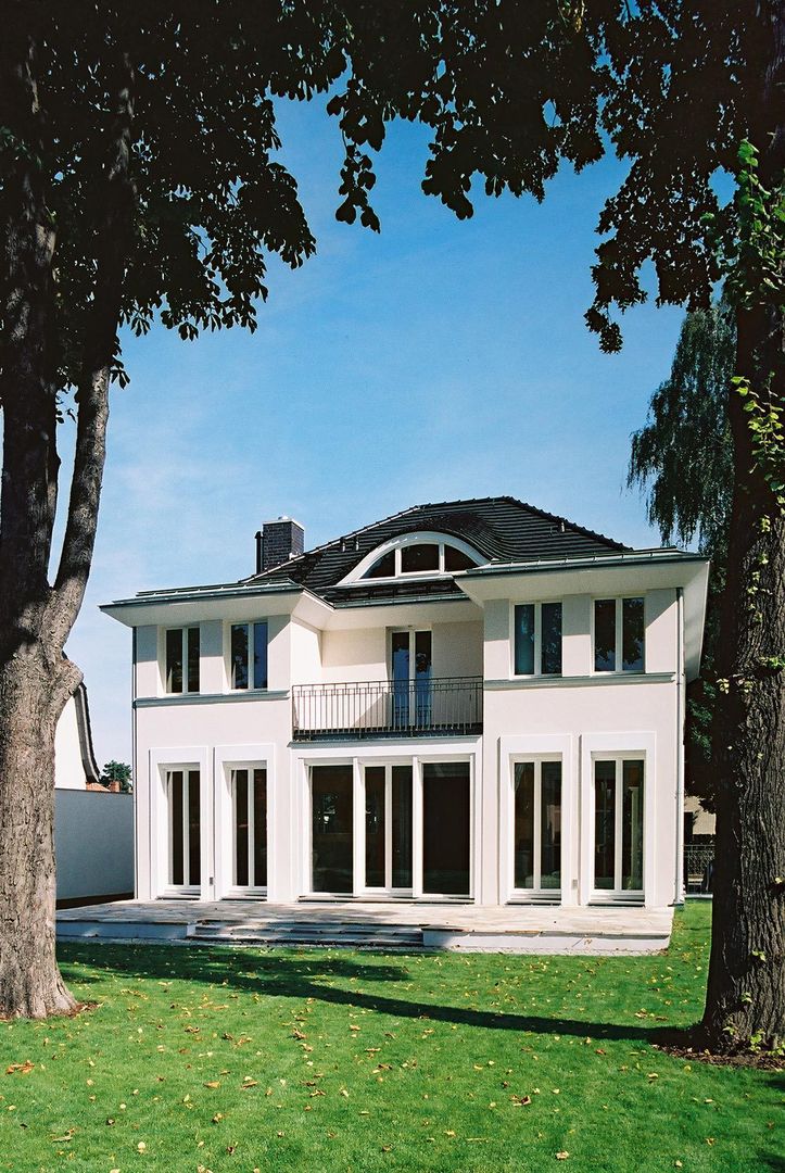 Klassische Villa mit zentraler Halle, CG VOGEL ARCHITEKTEN CG VOGEL ARCHITEKTEN Balkon, Beranda & Teras Klasik