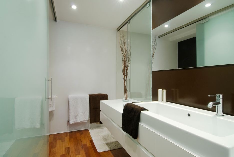 homify Modern bathroom