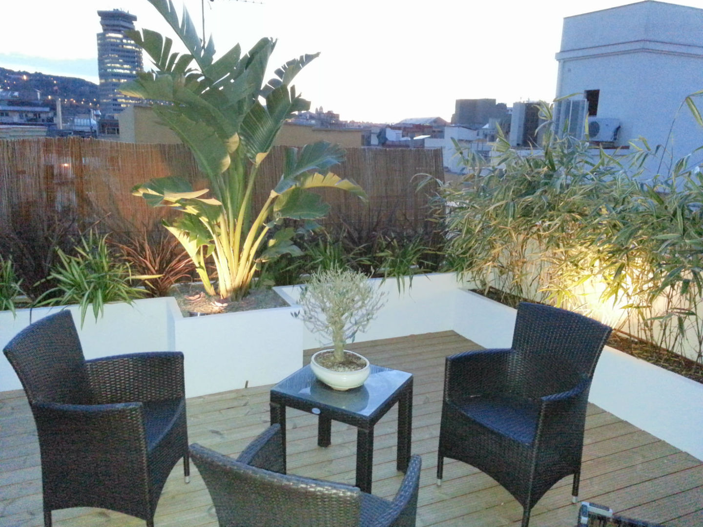 Apartamentos Barcelona, Naturalgreen Jardiners Naturalgreen Jardiners Mediterranean style balcony, veranda & terrace Furniture