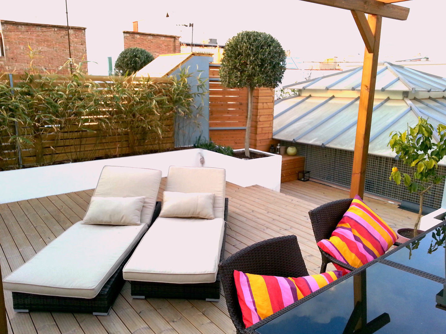 Apartamentos Barcelona, Naturalgreen Jardiners Naturalgreen Jardiners Mediterranean style balcony, veranda & terrace Furniture