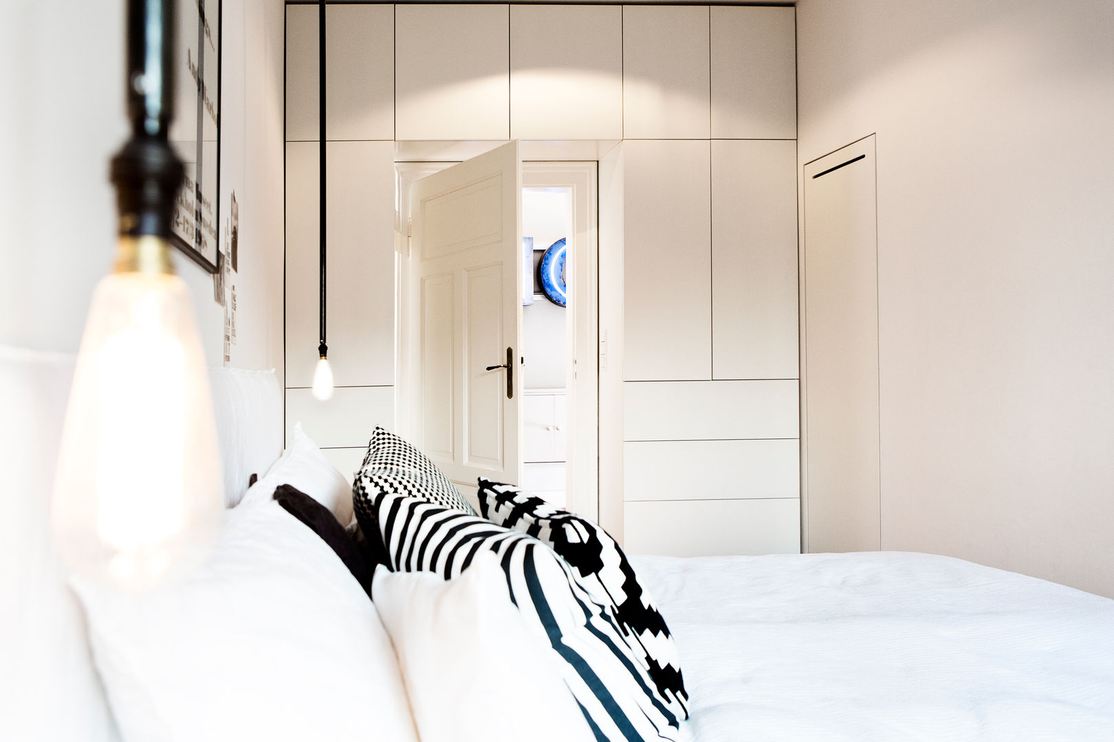 Altbausanierung München, BESPOKE GmbH // Interior Design & Production BESPOKE GmbH // Interior Design & Production Modern style bedroom