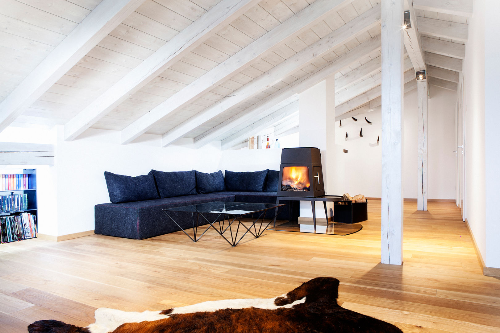 Dachausbau, BESPOKE GmbH // Interior Design & Production BESPOKE GmbH // Interior Design & Production Rustic style living room