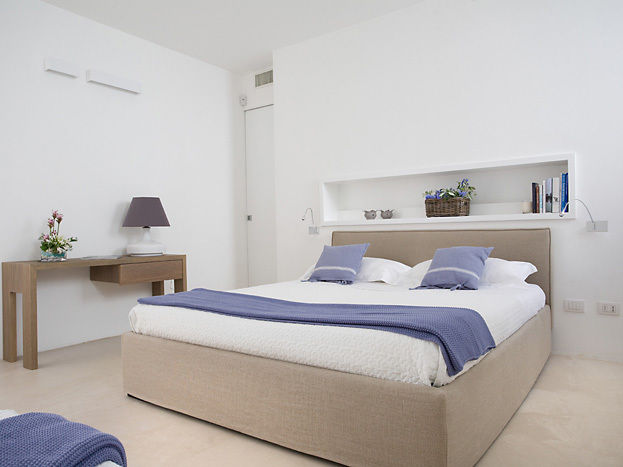 Villa del Faro: L’uso della pietra si rivela vincente, Sebastiano Canzano Architects Sebastiano Canzano Architects Bedroom