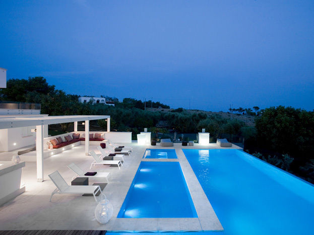 Villa del Faro Sebastiano Canzano Architects Piscina moderna villa vista mare cucina a penisola piscina a sfioro