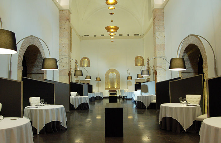 Restaurante Villena en Iglesia de Segovia, FrAncisco SilvÁn CorrAl ArquitecturaDeInterior FrAncisco SilvÁn CorrAl ArquitecturaDeInterior Commercial spaces Nhà hàng