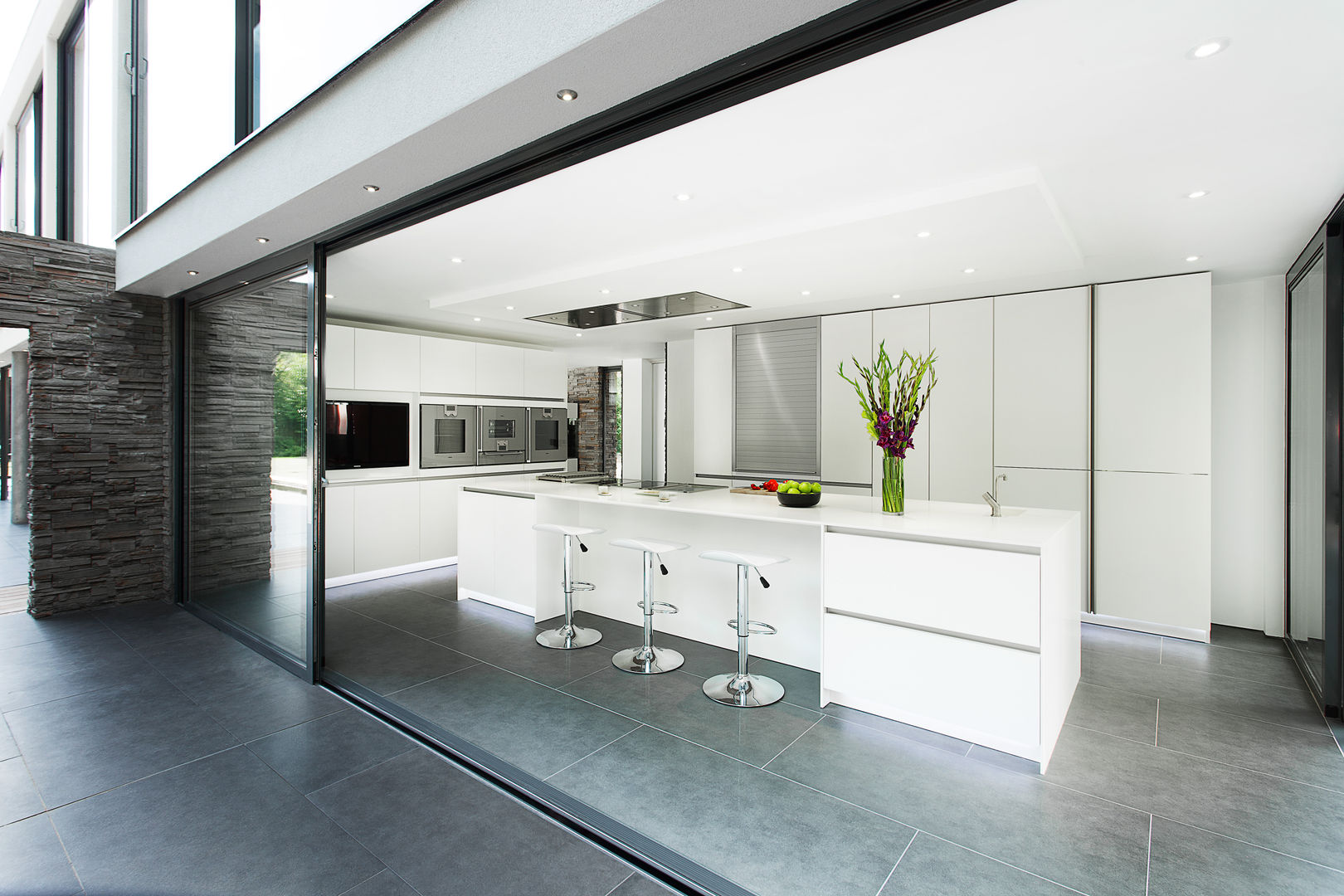 Synergy of Light and Space, The Myers Touch The Myers Touch Cozinhas modernas