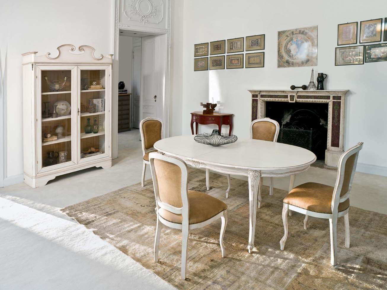 Zona de comedor con mesa ovalada y tallada Interiorista María Victoria Mengual Comedores clásicos