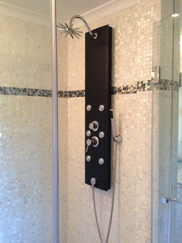 Pure white freshwater and black lip mother of pearl mosaics ShellShock Designs Baños de estilo moderno