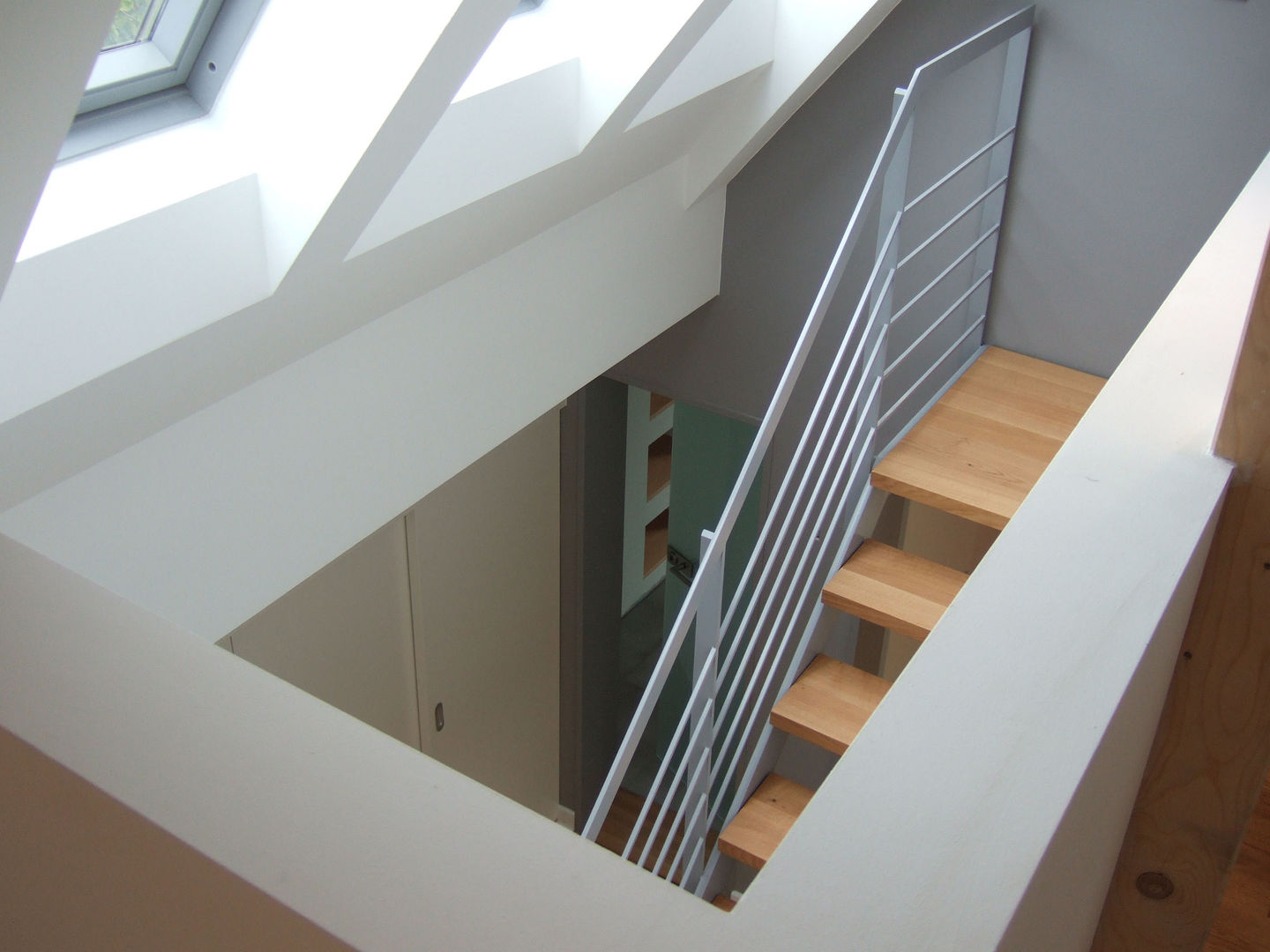 Siedlungshaus mit Holzscheibe, zymara und loitzenbauer architekten bda zymara und loitzenbauer architekten bda Modern corridor, hallway & stairs