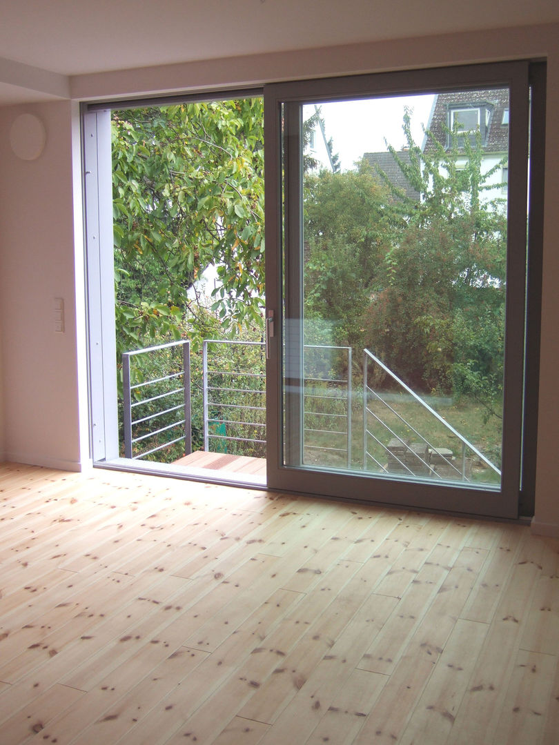 Siedlungshaus mit Holzscheibe, zymara und loitzenbauer architekten bda zymara und loitzenbauer architekten bda Living room