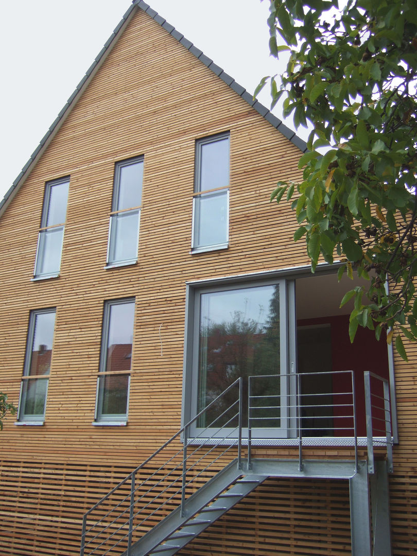 Siedlungshaus mit Holzscheibe, zymara und loitzenbauer architekten bda zymara und loitzenbauer architekten bda منازل