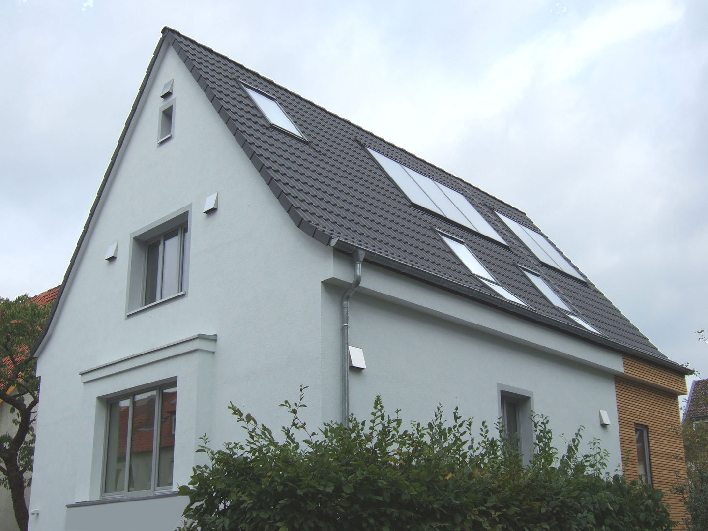 Siedlungshaus mit Holzscheibe, zymara und loitzenbauer architekten bda zymara und loitzenbauer architekten bda Modern houses