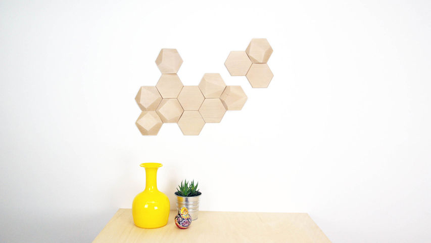 Bee Apis, wooden tiles for wall decor, Monoculo Design Studio Monoculo Design Studio Więcej pomieszczeń Wyroby artystyczne