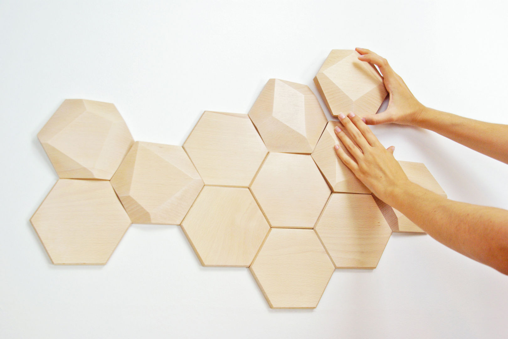 Bee Apis, wooden tiles for wall decor, Monoculo Design Studio Monoculo Design Studio Więcej pomieszczeń Wyroby artystyczne