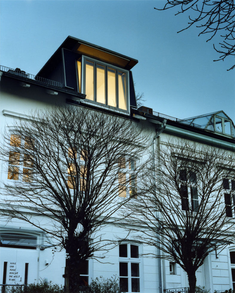 Haus Hoffmann Hamburg, and8 Architekten Aisslinger + Bracht and8 Architekten Aisslinger + Bracht Case in stile scandinavo
