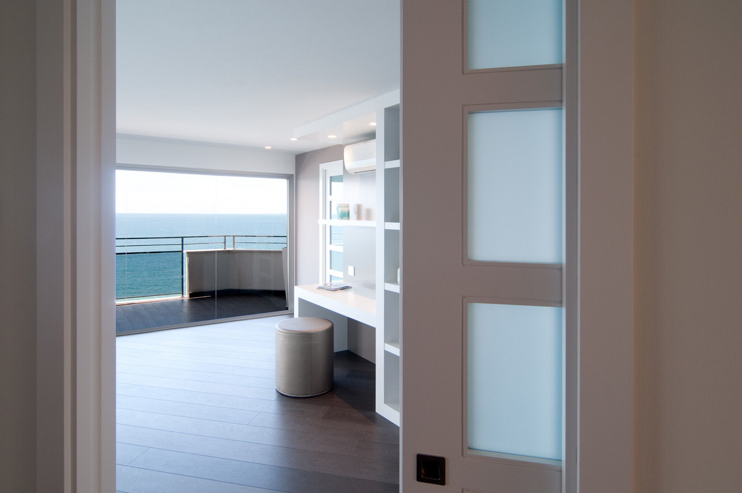 Loft frente al mar, Blank Interiors Blank Interiors Mediterraner Flur, Diele & Treppenhaus