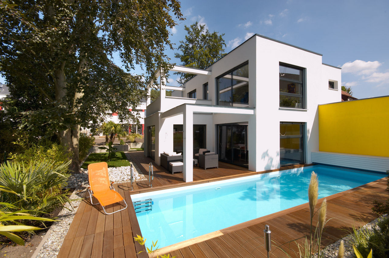 BAUHAUS VILLA MIT AUSSENPOOL, b2 böhme PROJEKTBAU GmbH b2 böhme PROJEKTBAU GmbH منازل