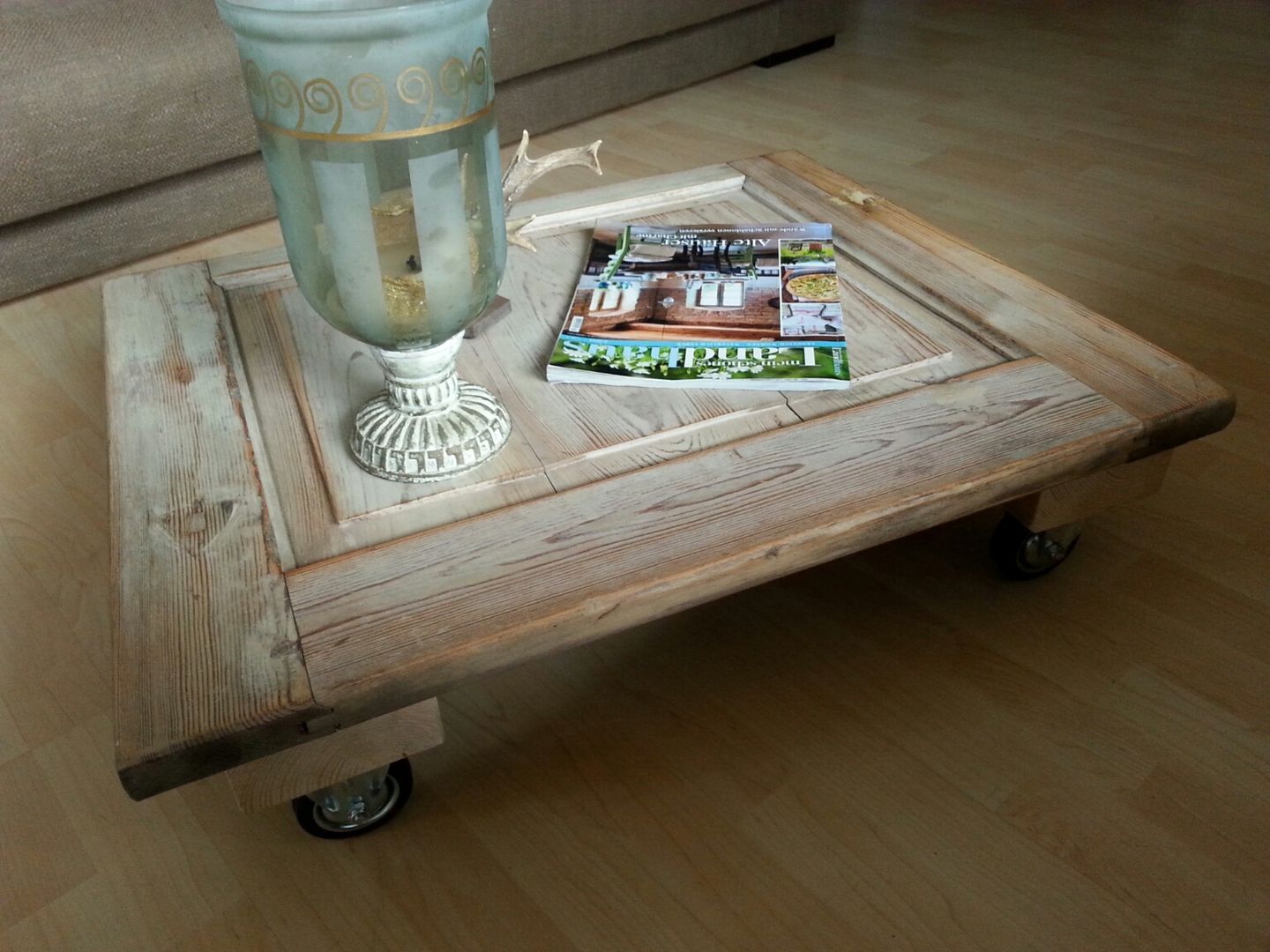 homify Living room Side tables & trays