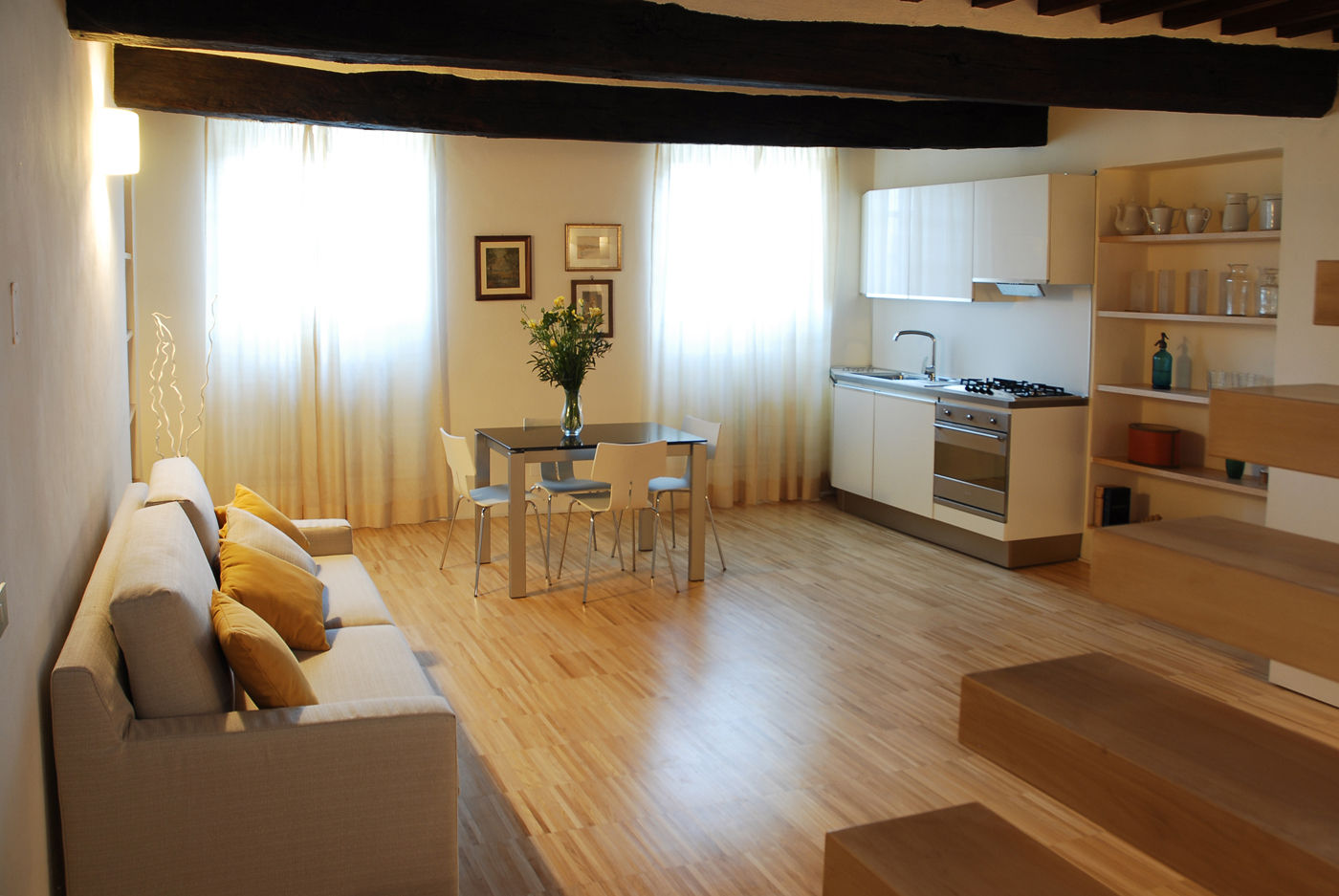 Villa Luce_Apartment D, OPERASTUDIO OPERASTUDIO ห้องนั่งเล่น