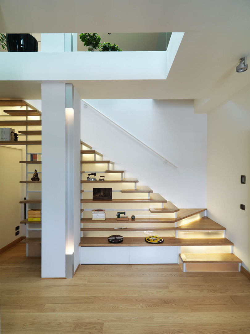 Recupero Sottotetto - Duplex 1, enzoferrara architetti enzoferrara architetti Pasillos, vestíbulos y escaleras de estilo moderno