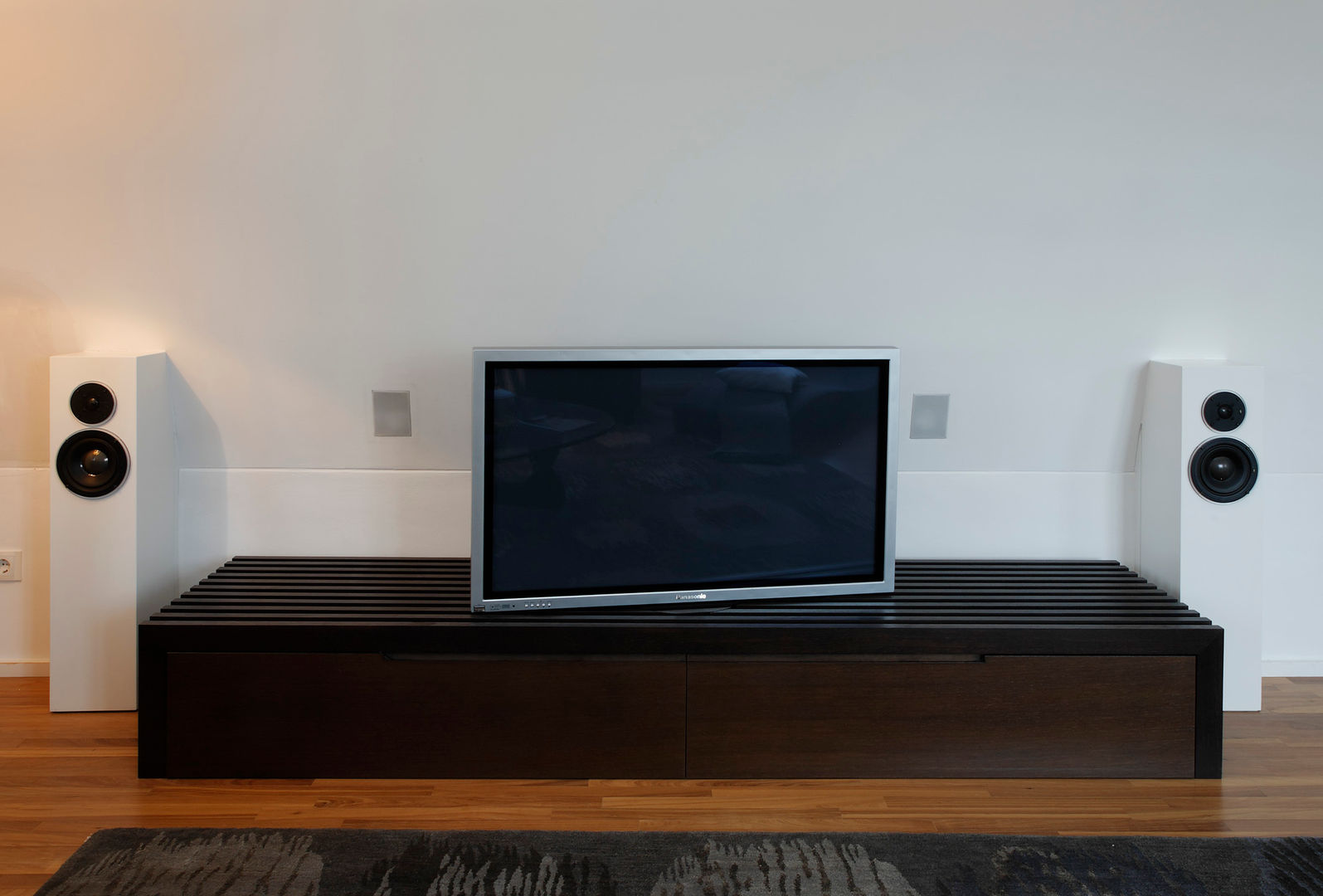 TV -Möbel aus massiv Wenge inkl drehbarem TV / Schübe unter dem TV homify Moderne Häuser