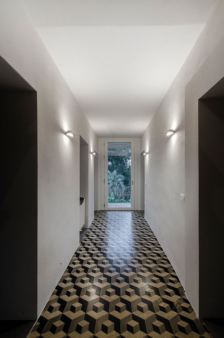 Casa sulle colline Versiliesi, Massimo Fiorido Associati Massimo Fiorido Associati Modern Corridor, Hallway and Staircase