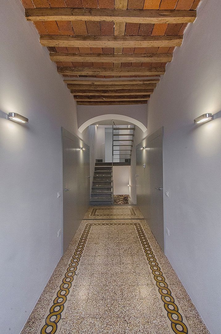 Casa sulle colline Versiliesi, Massimo Fiorido Associati Massimo Fiorido Associati Modern corridor, hallway & stairs